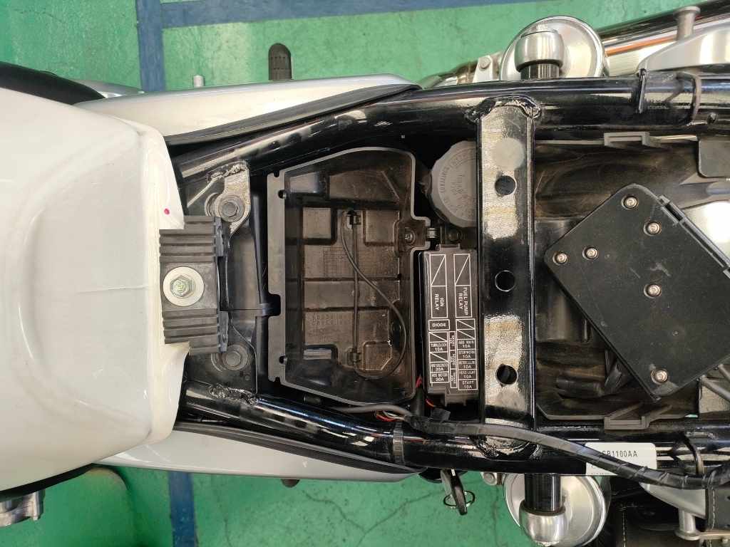 CB1100バッテリーのバッテリー格納場所