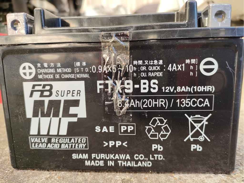 vstrom250バッテリー交換の使用済バッテリーFTX9-BS