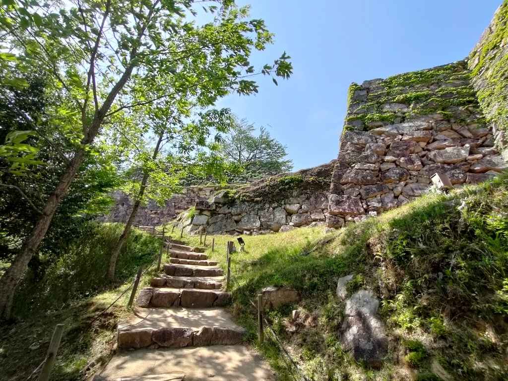 竹田城跡に入ってからの登りを見上げた風景
