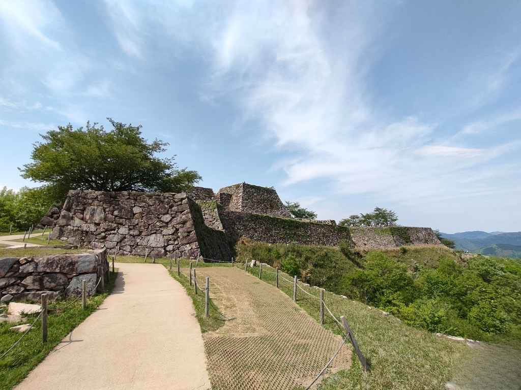 山の上の要塞のような感じが漂う竹田城の石垣の風景