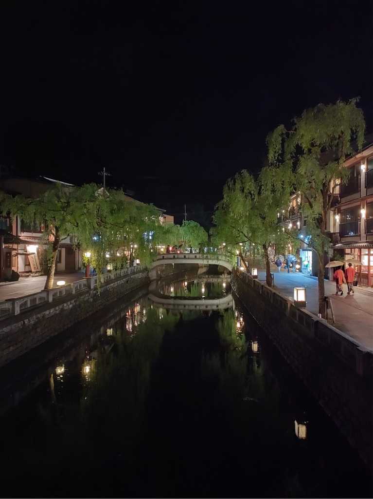 夜の城崎温泉の風景
