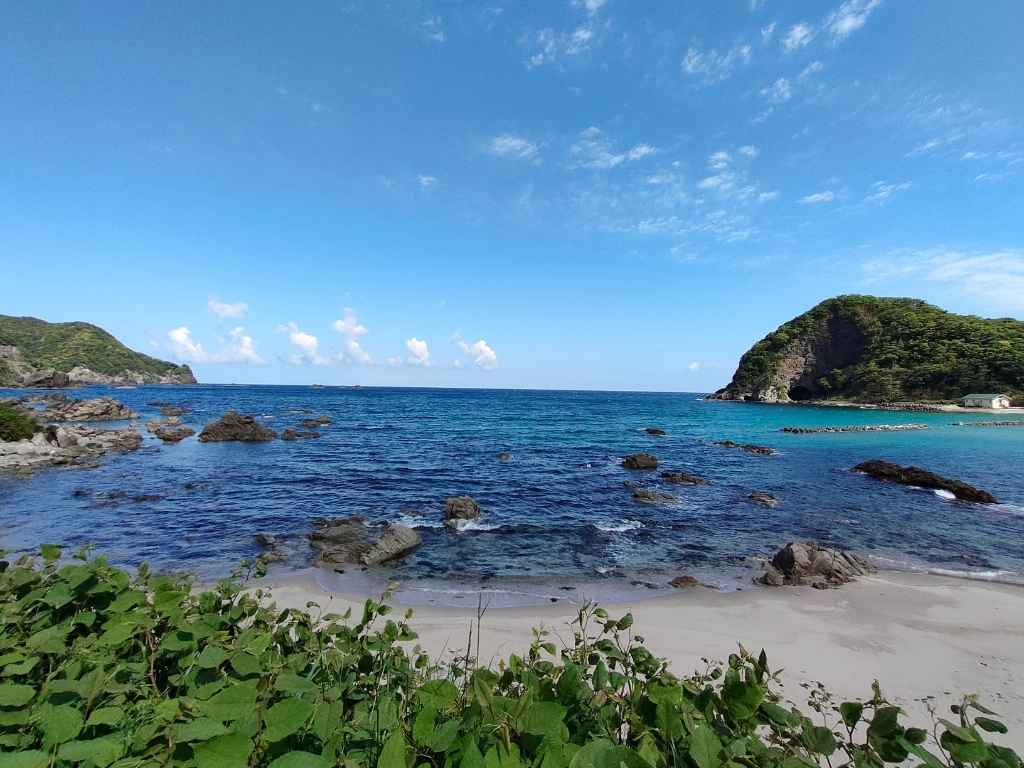 日本海のとある入江の風景