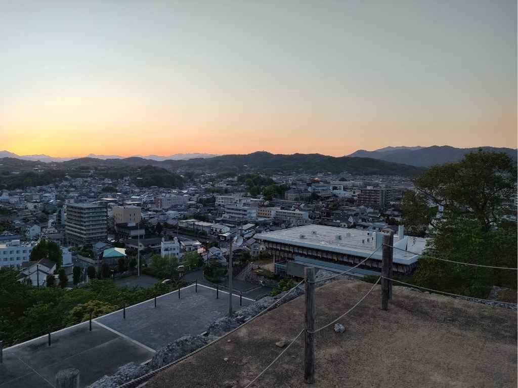 津山城の天守跡から見下ろす夕景