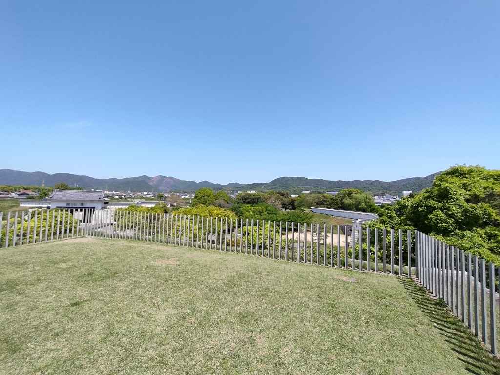 赤穂城の天守台跡から望む町並みの風景