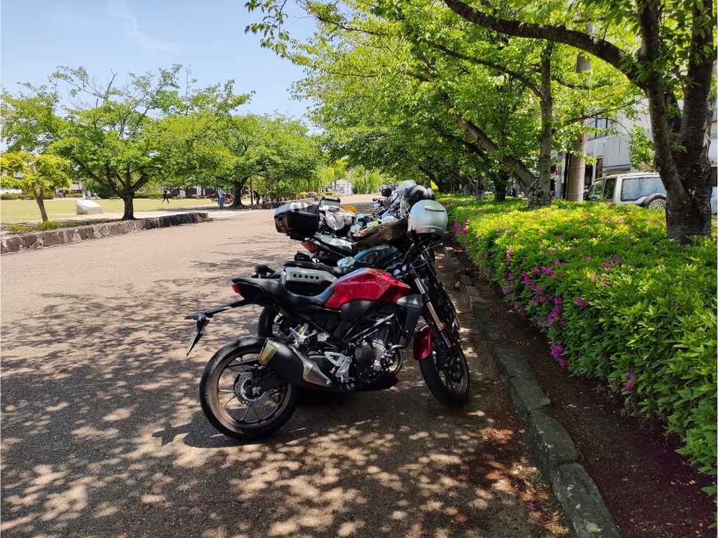 姫路城前の臨時駐輪場に停められたバイク