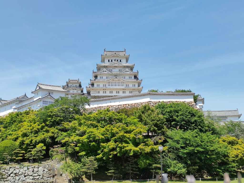 姫路城の天守閣の全景