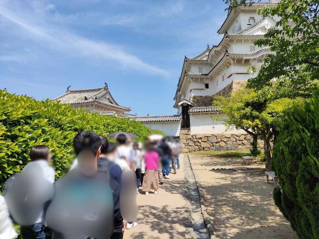 姫路城の天守閣に向かう待ち行列