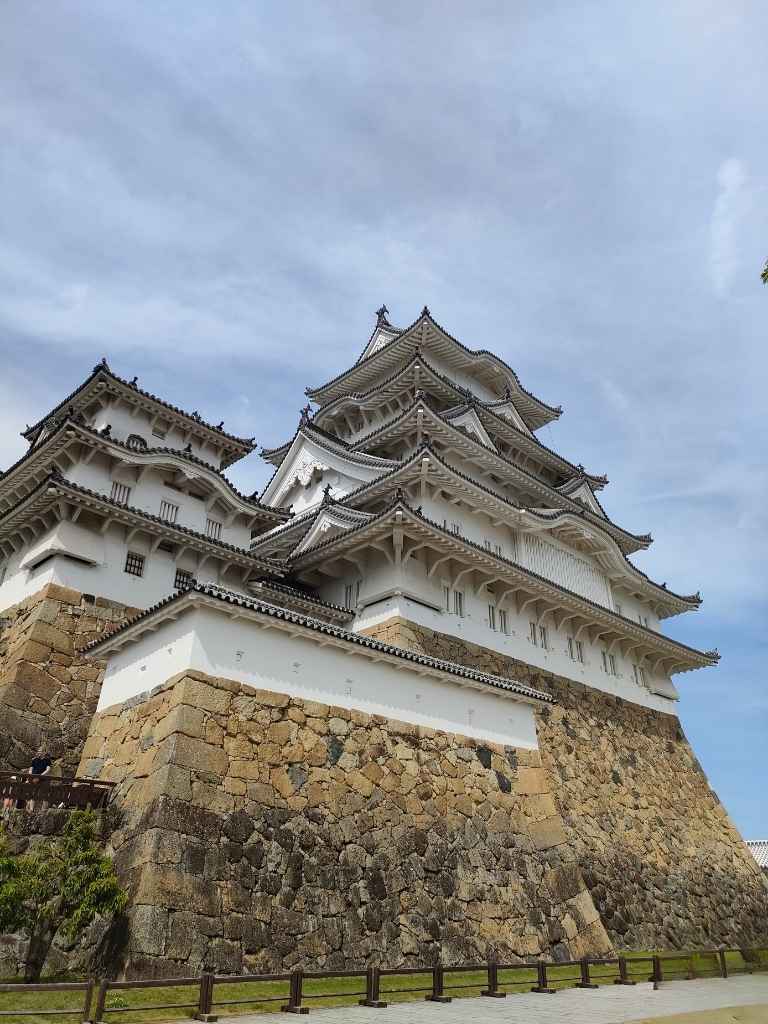 間近で見上げる姫路城の天守閣