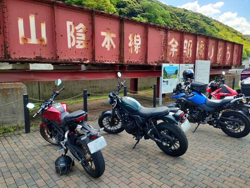 道の駅「あまるべ」にバイクを停めている風景