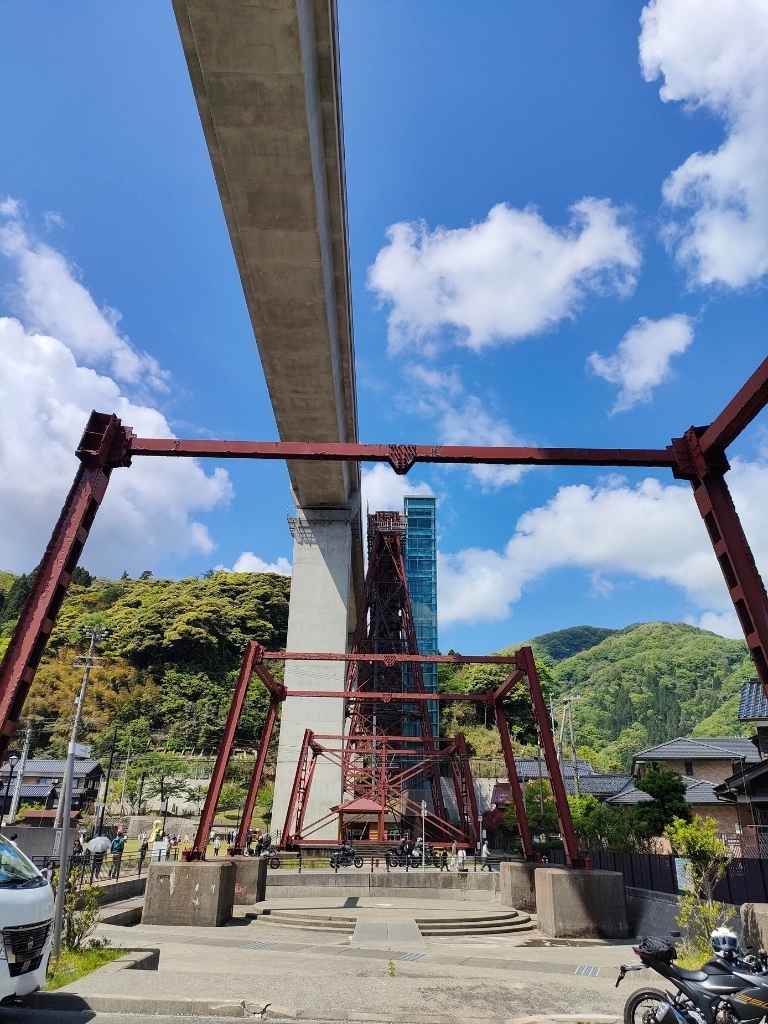 余部鉄橋を真下から見上げた風景