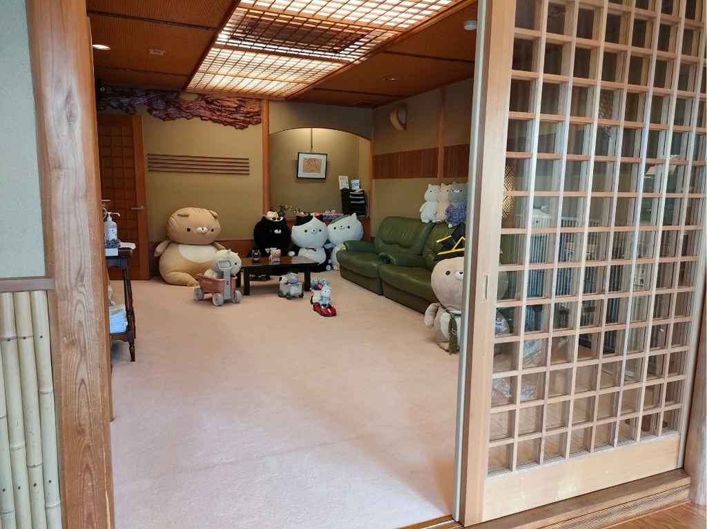 城崎温泉みつわ旅館の玄関からロビーをのぞむ