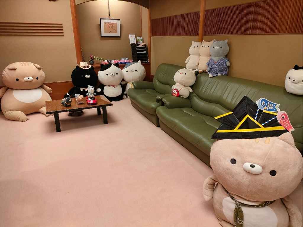 城崎温泉みつわ旅館のロビーで出迎えてくれるたくさんの猫のぬいぐるみ達