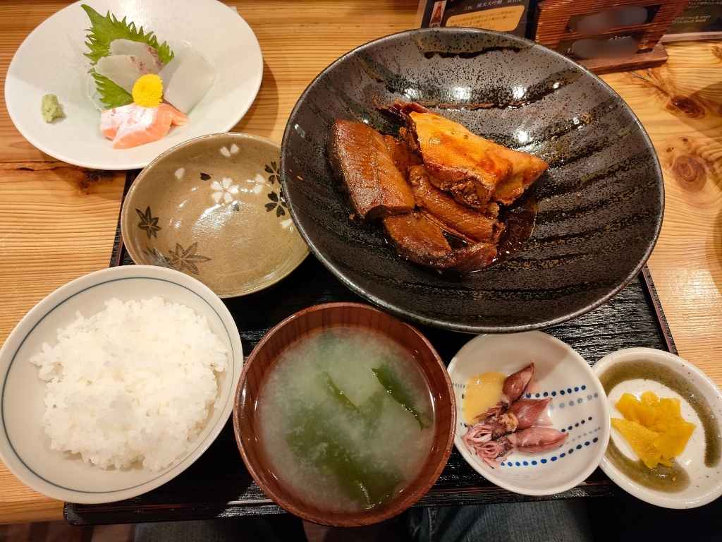 一魚一恵の鰤あら炊き定食