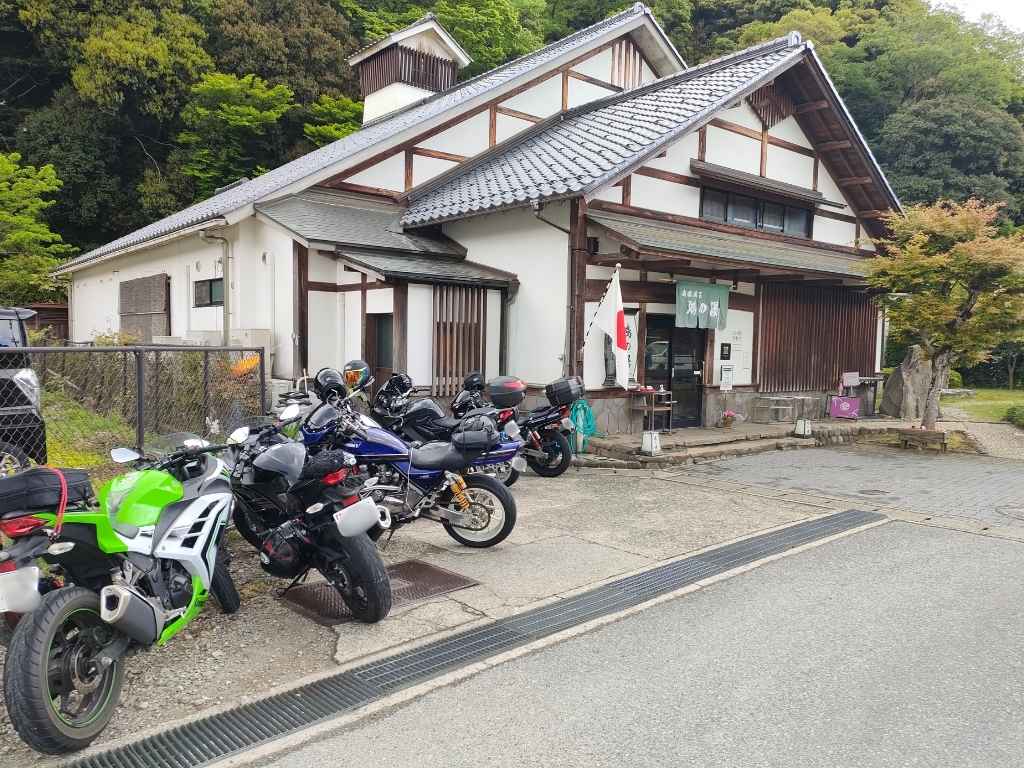 城崎温泉の「鴻の湯」前のバイクの様子