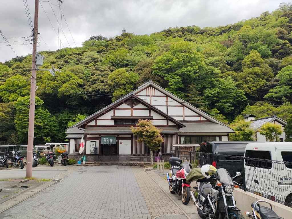 城崎温泉の「鴻の湯」前のバイクの様子