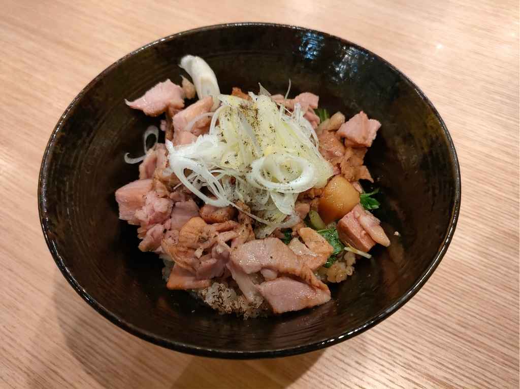 ラーメン店「八起」のチャーシュー丼