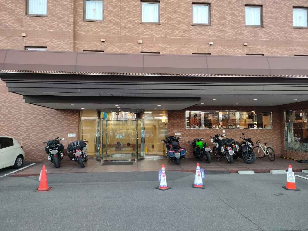ホテル・アルファー津山のバイク駐車場(ホテル前、屋根あり)