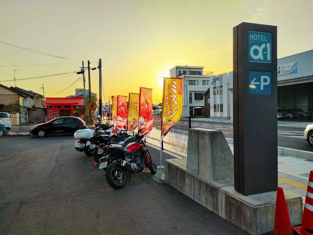 ホテル・アルファー津山のバイク駐車場(ホテル脇、屋根なし)