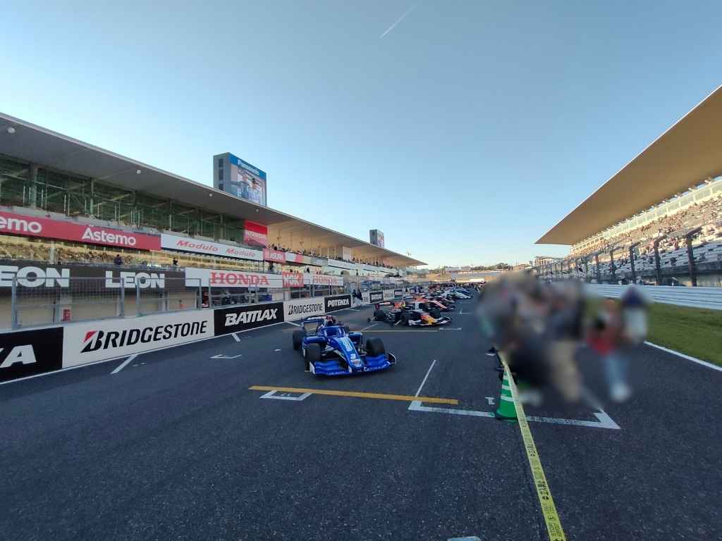 スーパーフォーミュラのレース後のコース開放でコース上に展示された車両の様子