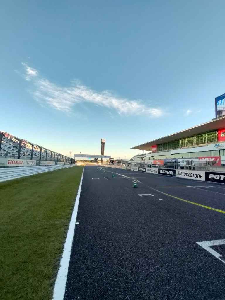 スーパーフォーミュラのレース後の誰もいないコースの風景