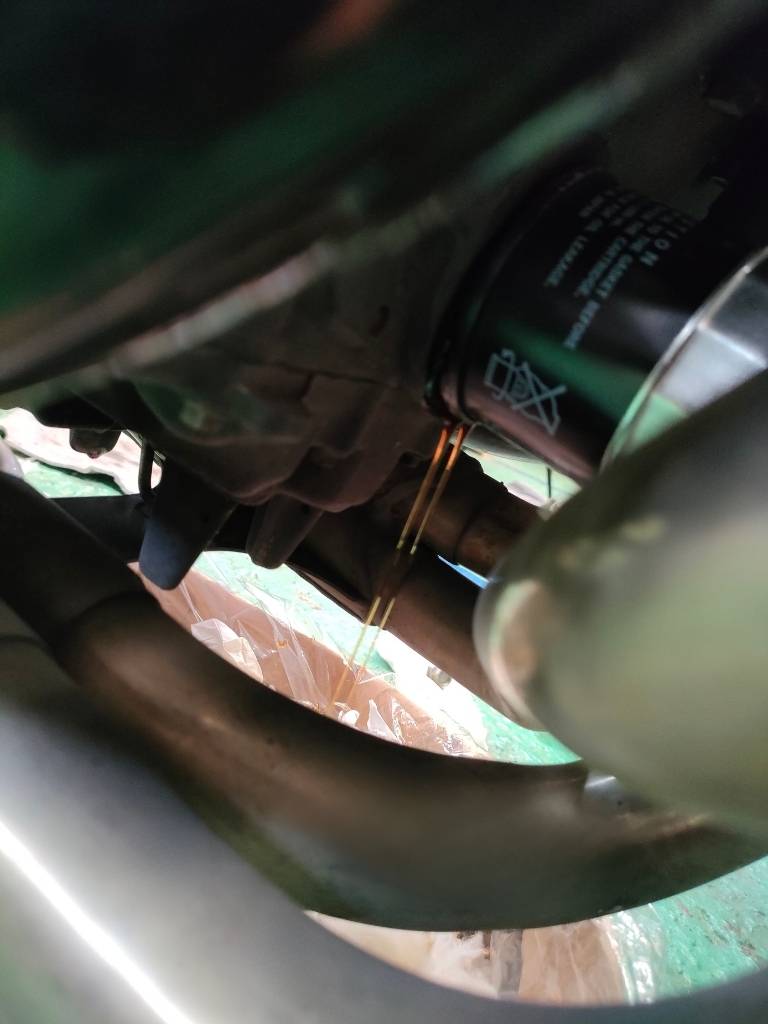 オイルフィルターを緩めてオイルが流れ出す