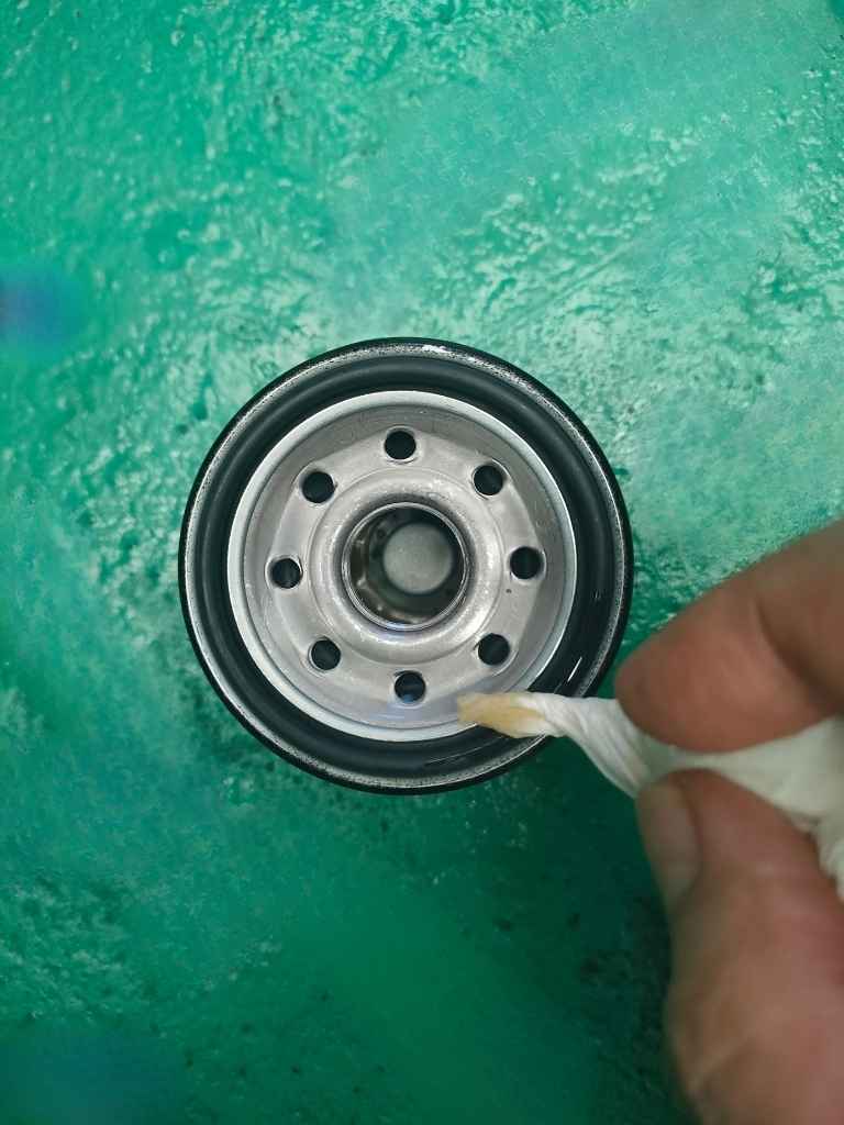 オイルフィルターのOリングにオイルを馴染ませる
