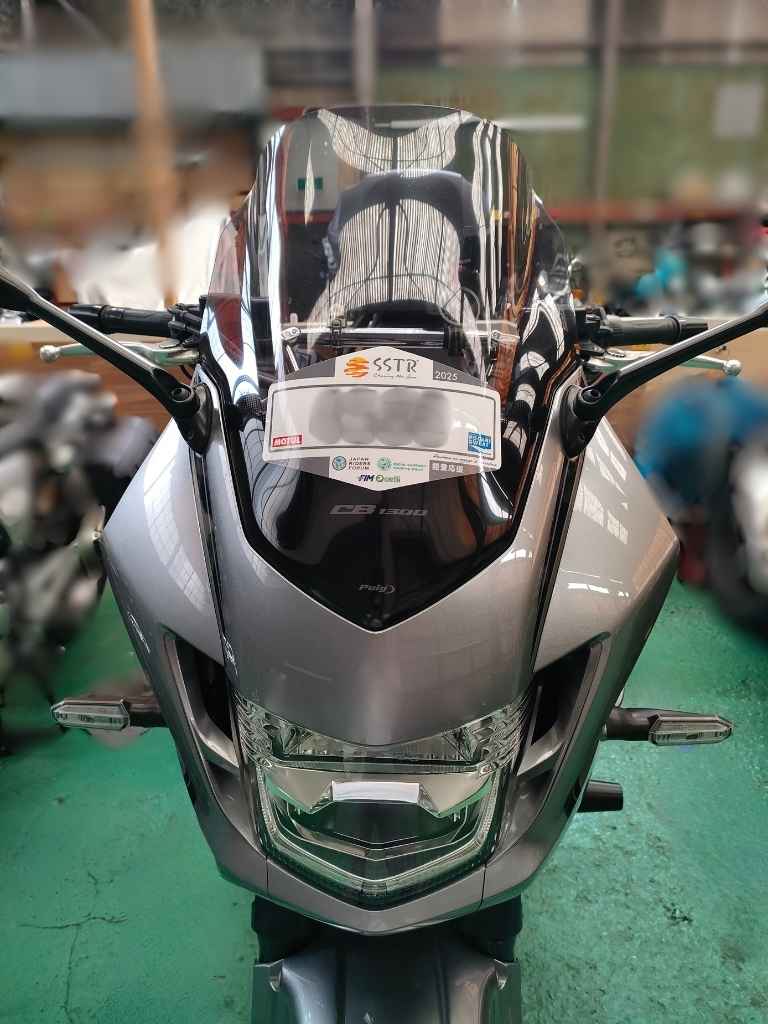 SSTR2025ステッカーを貼り付けたCB1300SB（正面）
