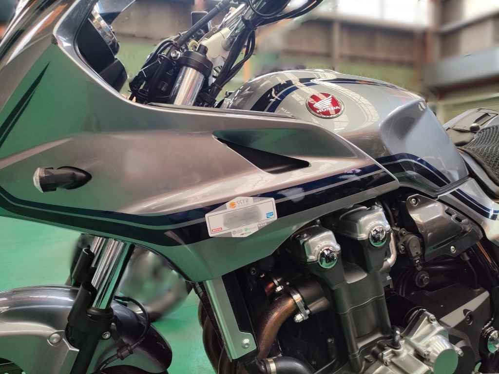 SSTR2025ステッカーを貼り付けたCB1300SB（側面）