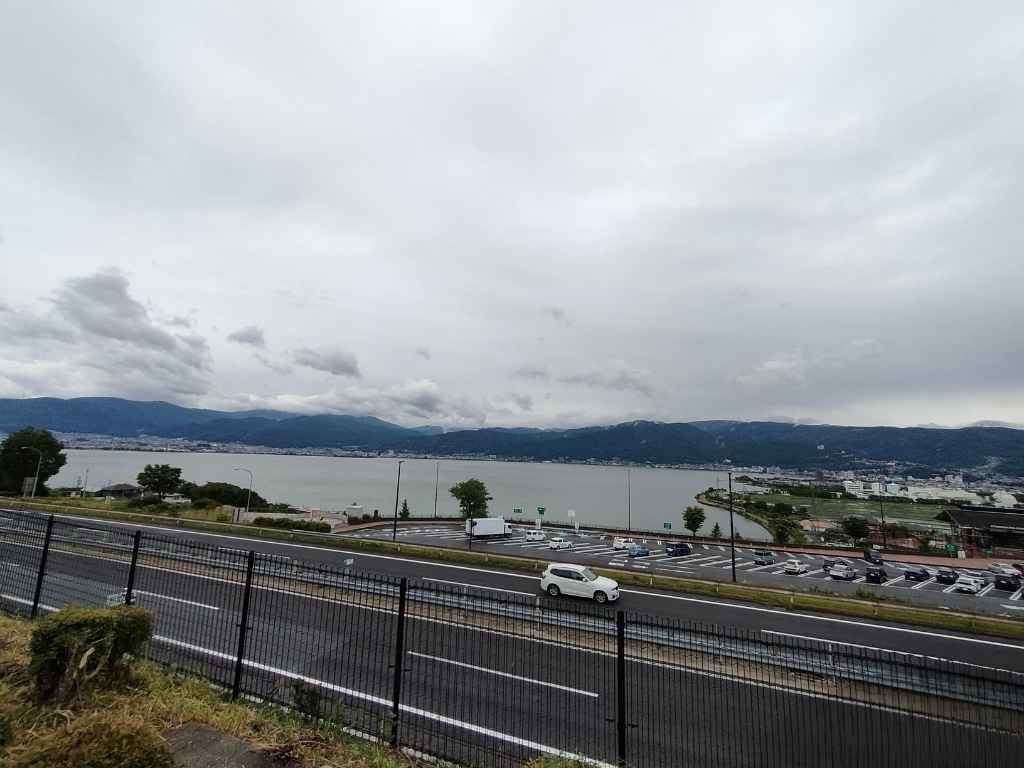 雨上がりの諏訪湖の風景