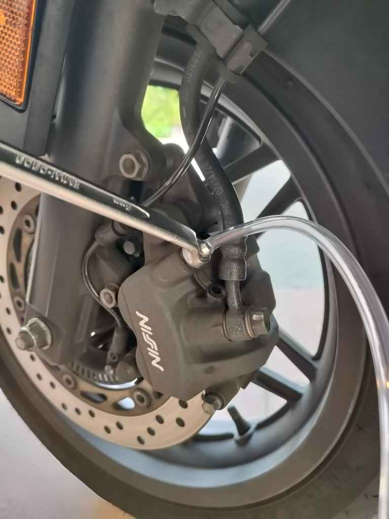 メガネレンチとビニールパイプを取り付けたブリーダープラグの画像