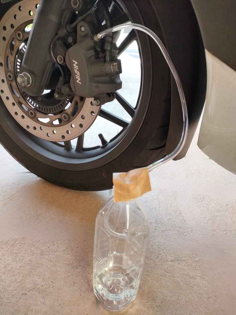 ビニールパイプをペットボトルに差し込みガムテープで固定した状態の画像
