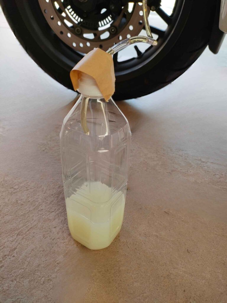 ペットボトルの中で水と混ざって乳白色になっているフルードの様子