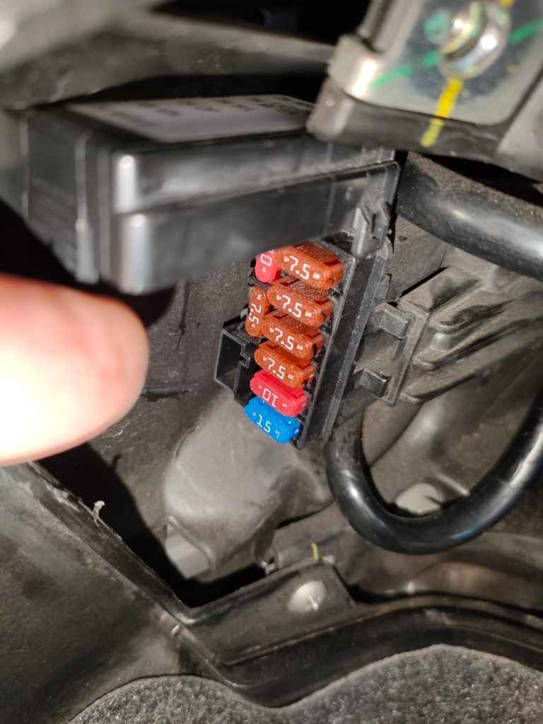 左側のヒューズボックスの内部