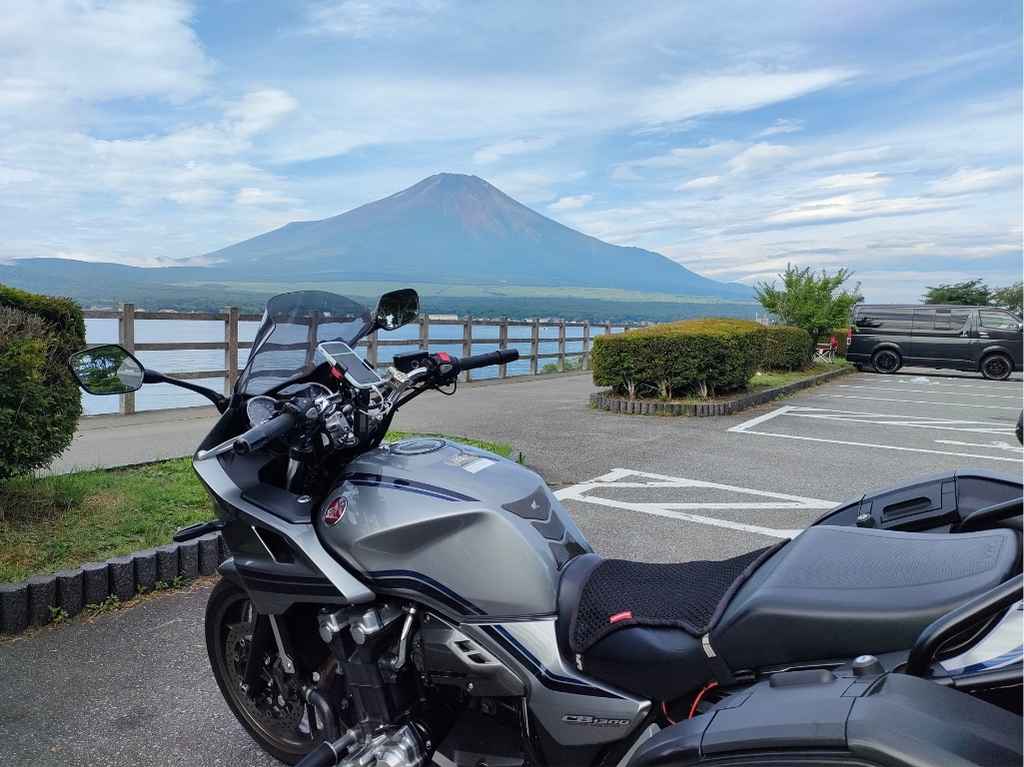 山中湖親水公園で撮影した富士山とCB1300SB