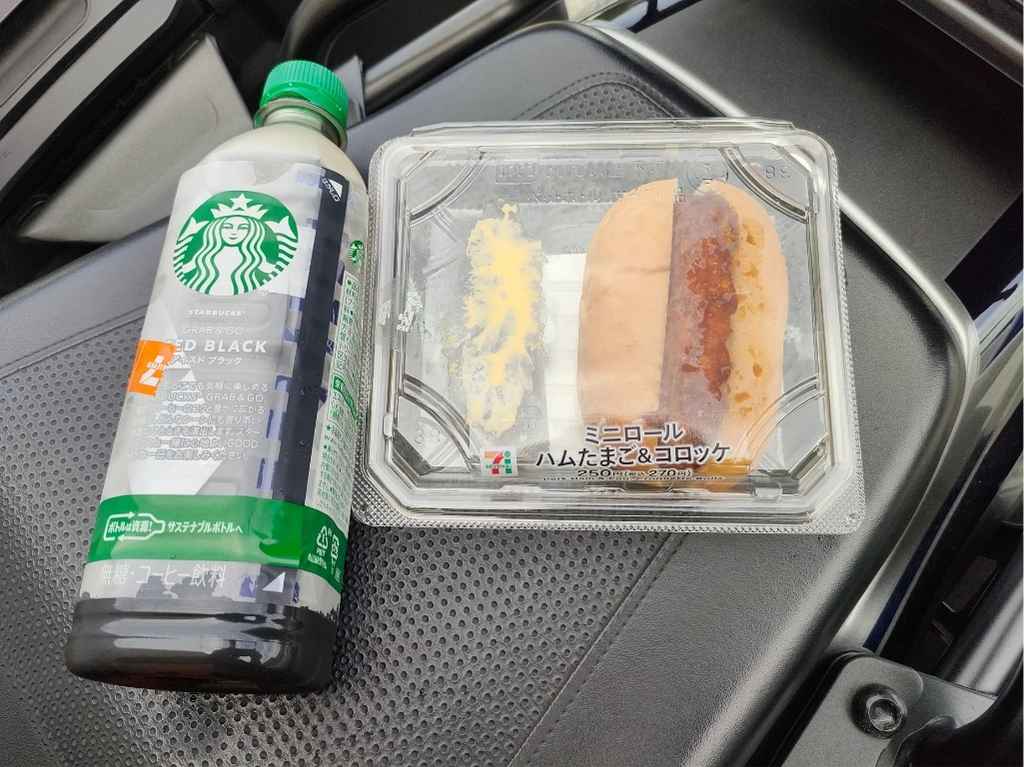 コンビニで購入した軽食とコーヒー