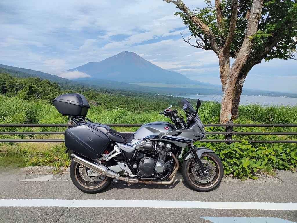 パノラマ台で撮影した富士山と山中湖とCB1300SB