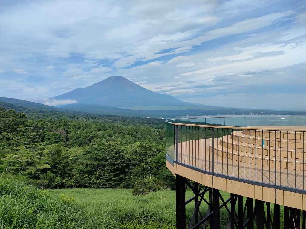 パノラマ台から望む富士山と山中湖