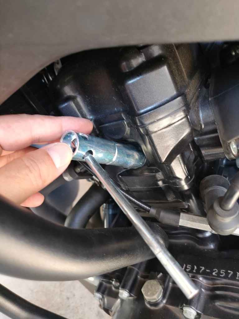プラグレンチでスパークプラグを取り外す様子