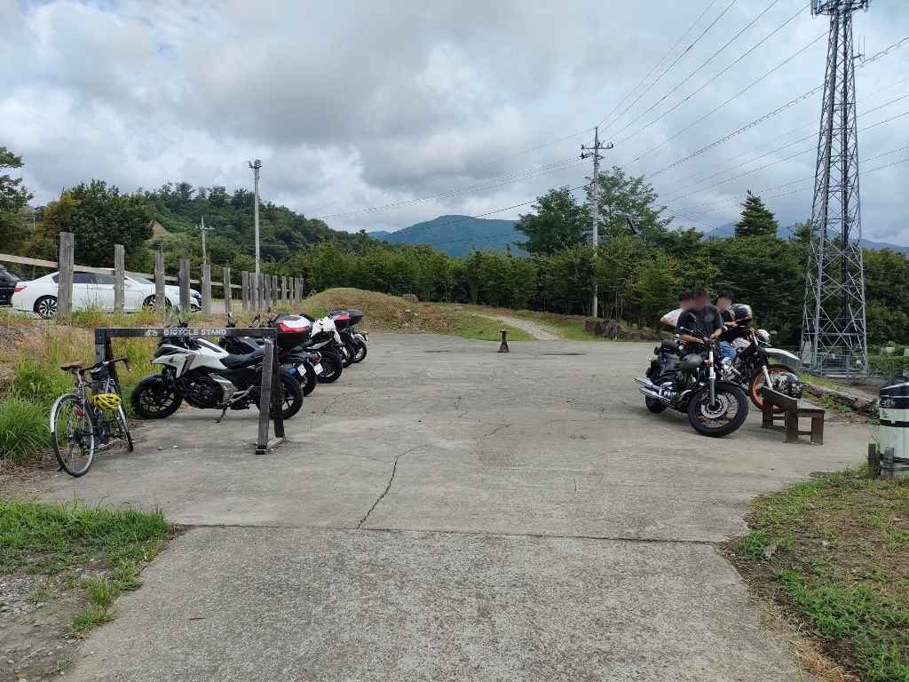 ほったらかし温泉のバイク駐車スペースの風景