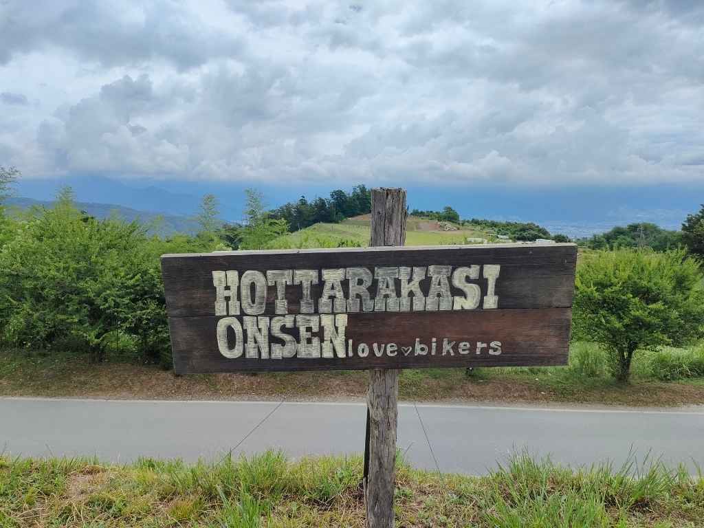 ほったらかし温泉のバイク駐車場にある看板