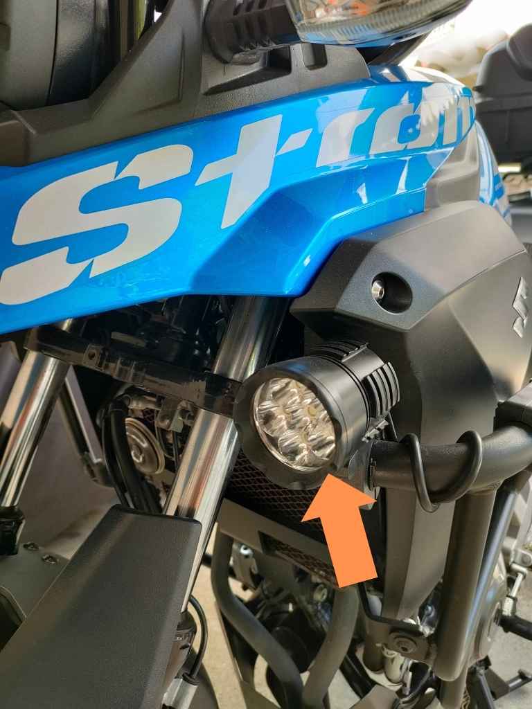 Vストロームに取り付けられたフォグランプ（左側）
