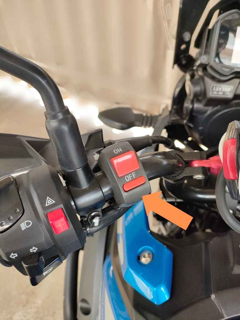 ハンドル左側に取り付けたフォグランプ用のON/OFFスイッチ
